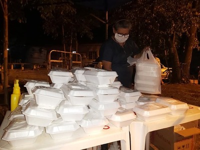 SEN entrega alimentos a familiares de pacientes del HRCDE - La Clave