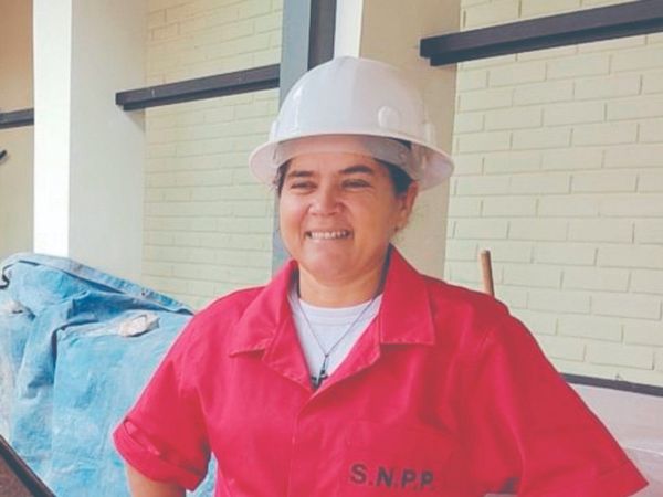 Doña refacciona local donde se recibió de albañil