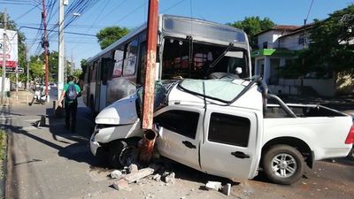 Bus choca contra una camioneta y deja dos lesionados - Nacionales - ABC Color