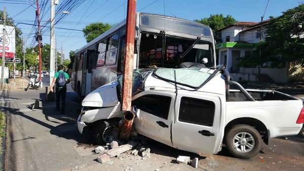 Bus choca contra una camioneta y deja dos lesionados - Nacionales - ABC Color
