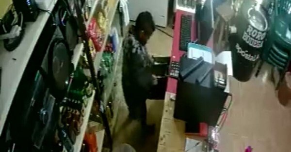 La Nación / Capiatá: como “Pedro por su casa” menor ingresó a una bodega y vació tragamonedas con un puñal