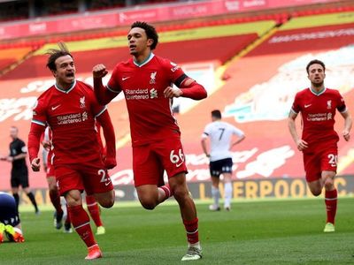 Alexander Arnold rescata al Liverpool en Anfield