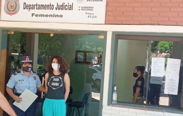 No trasladarán a estudiante imputada por cierre de cárcel de Encarnación - Nacionales - ABC Color