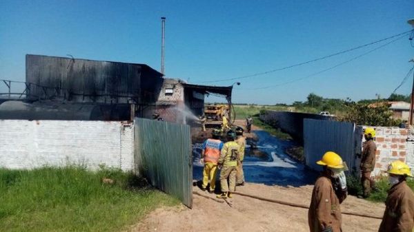Incendio de grandes proporciones afecta a una aceitera en Ypané
