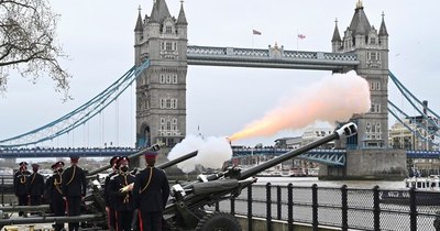 La Nación / Cientos homenajean al príncipe Felipe en la Torre de Londres