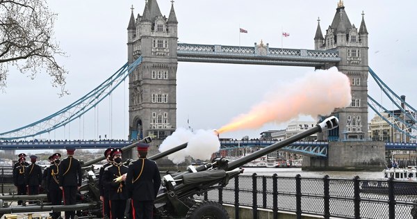 La Nación / Cientos homenajean al príncipe Felipe en la Torre de Londres