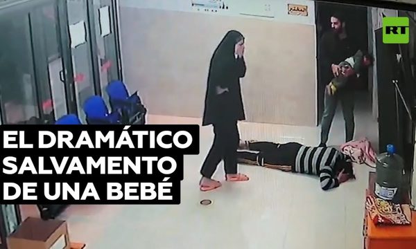 (Video) Desesperación extrema de padres ante inminente muerte de su bebé…y la acción de un héroe