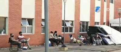 Dramática situación en Clínicas: Internan a pacientes con covid-19 en sillas | Noticias Paraguay