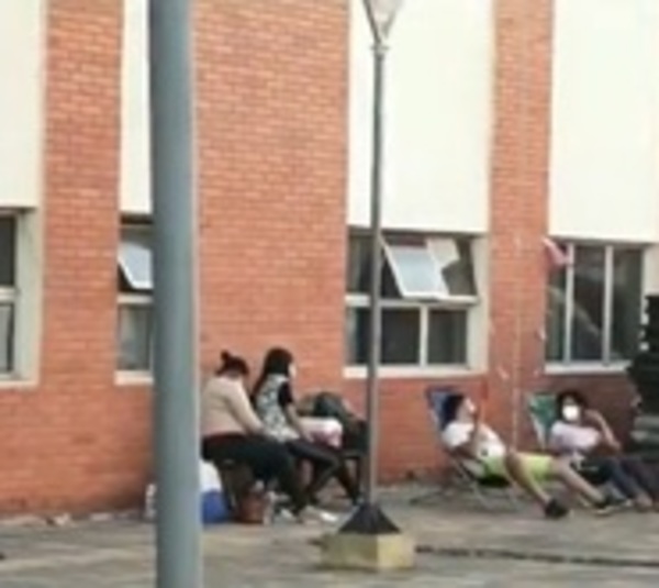Clínicas: Internan a pacientes con covid-19 en sillas - Paraguay.com