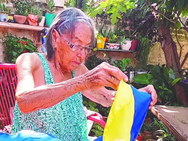 Abue, fan del Kure, confeccionó 500 banderines