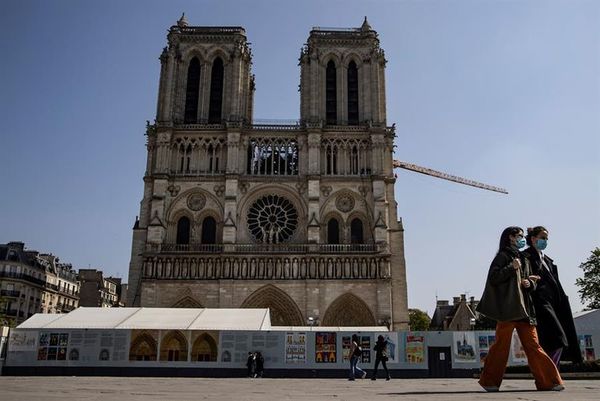 Un bosque de andamios envuelve los muros de Notre Dame durante las obras - Cultura - ABC Color