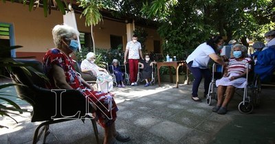 La Nación / Salud tiene las vacunas, pero no software de inscripción