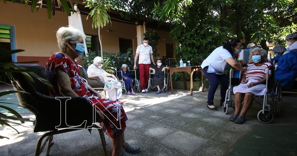 La Nación / Salud tiene las vacunas, pero no software de inscripción