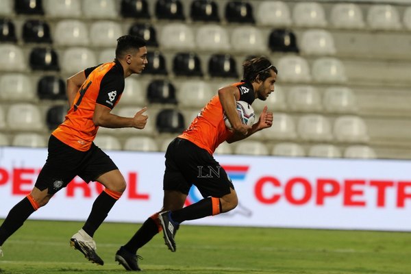 Olimpia rescata agónicamente un empate ante el '12' y se baja de la cima
