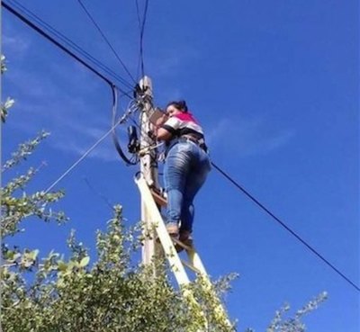 Crónica / Doña demuestra que no existe el “kuimba'e rembiapo” que no se pueda hacer