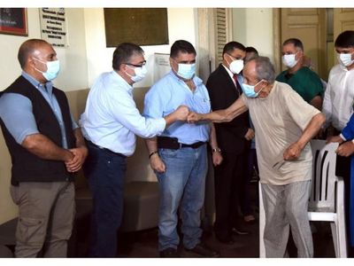 Inmunizaron a 1.768 adultos que están en hogares y en cama