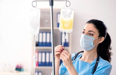 Los dilemas del plasma y su uso contra el covid  - ABC Revista - ABC Color
