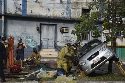 Vehículo quedó recostado por un árbol tras chocar contra otro - Nacionales - ABC Color