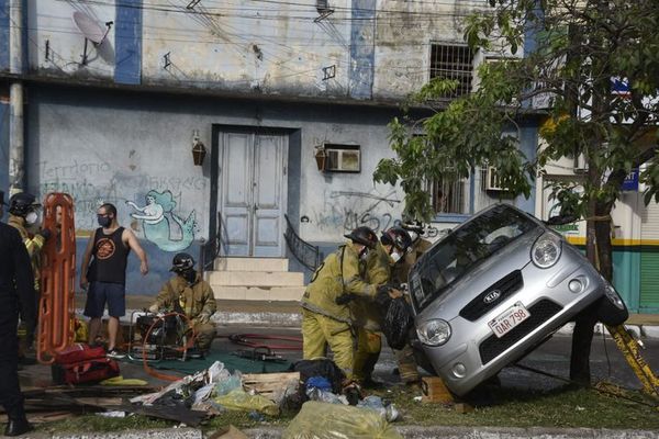 Vehículo quedó recostado por un árbol tras chocar contra otro - Nacionales - ABC Color