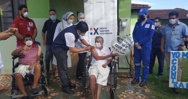 La Nación / En el Hogar San Agustín de CDE se inicio vacunación a personas mayores