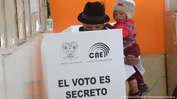 Perú y Ecuador abren urnas para elegir presidente