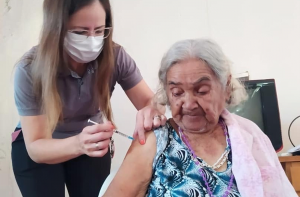 Adultos mayores del Hogar "Juan Pablo II" reciben primera dosis de Covaxin - Noticiero Paraguay