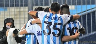 Racing festeja en el clásico de Avellaneda con polémico penal