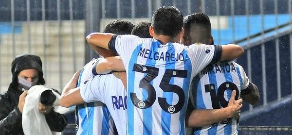 Racing festeja en el clásico de Avellaneda con polémico penal