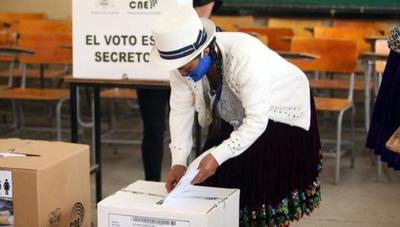 Perú y Ecuador abren urnas para elegir presidente