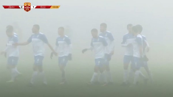 ¡Insólito! Pese a la espesa niebla que impedía ver los movimientos, juegan un partido de fútbol en Rusia (VIDEO)