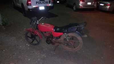 Vecinos atrapan a joven por robar motocicleta - La Clave