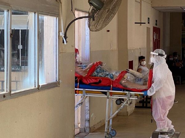 Hombre consigue cama en Terapia para su madre tras clamor desesperado
