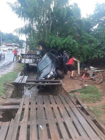Camioneta derriba casilla y cae a una cuneta en San Antonio - Nacionales - ABC Color
