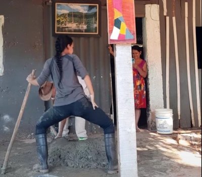 Crónica / La mujer albañil que enamoró con su baile