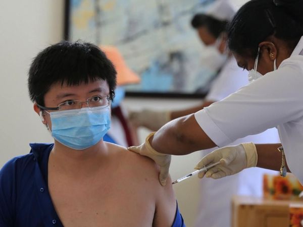 China admite baja efectividad de vacunas