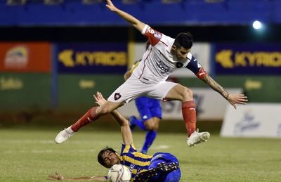 Gol a gol y hasta un penal atajado  - Fútbol - ABC Color