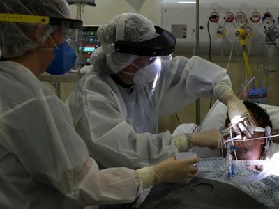 Brasil ya tiene más gente joven que adultos mayores en terapia intensiva