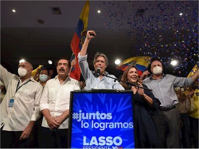 Un Ecuador dividido entrega poder al conservador Guillermo Lasso