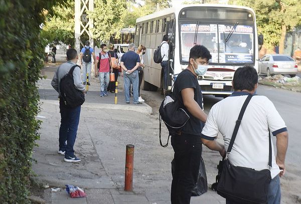 Reguladas: hay más de 500 buses inactivos y viceministro realiza verificaciones subiendo a los colectivos - Nacionales - ABC Color