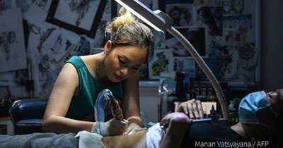 La Nación / Mujeres en Vietnam curan sus heridas con tatuajes