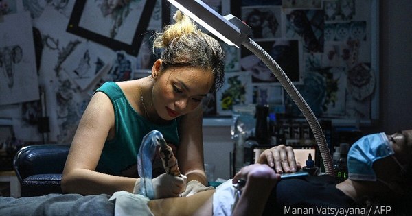 La Nación / Mujeres en Vietnam curan sus heridas con tatuajes
