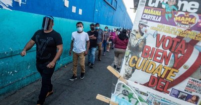 La Nación / Un profesor izquierdista y un economista de derecha lideran elecciones en Perú