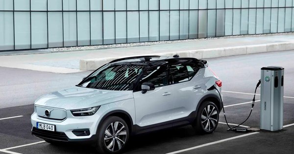 La Nación / Volvo solo fabricará coches eléctricos en el 2030 y los venderá por internet