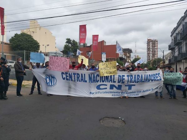 Choferes bloquean tránsito en microcentro para exigir revocatoria de suspensión laboral - Nacionales - ABC Color