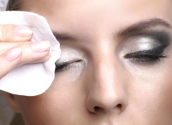 ¿Qué le pasa a mi piel si duermo con maquillaje?