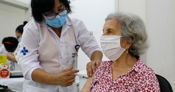 Brasil vacunó contra el Covid-19 a una ciudad entera como parte de un experimento mundial inédito - SNT