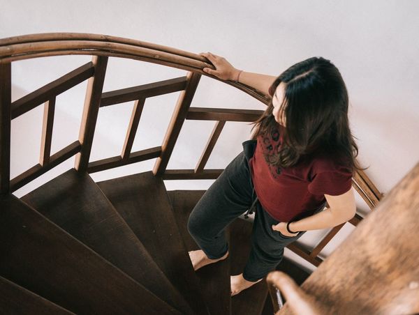 Porqué te quedas sin aliento al subir las escaleras