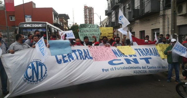 La Nación / Choferes piden fin de suspensiones de trabajo y de reguladas de buses