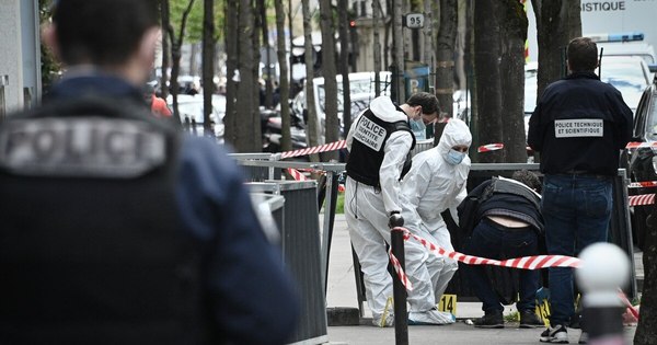 La Nación / Un muerto y un herido por tiroteo afuera de un hospital en París