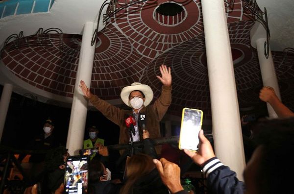 Un profesor izquierdista y un economista liberal llegarían al balotaje en Perú - Mundo - ABC Color